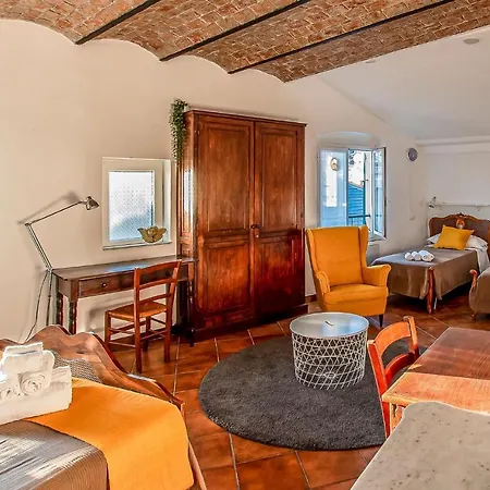 4 Bedroom Beautiful In Apartment Genoa