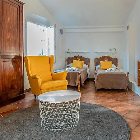 4 Bedroom Beautiful In Apartment Genoa