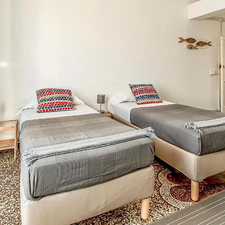 4 Bedroom Beautiful In * Genoa