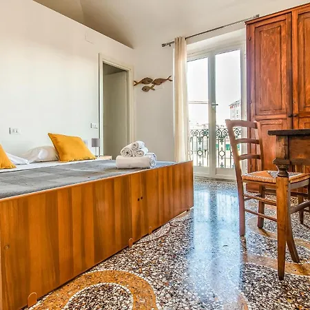 4 Bedroom Gorgeous In Apartament