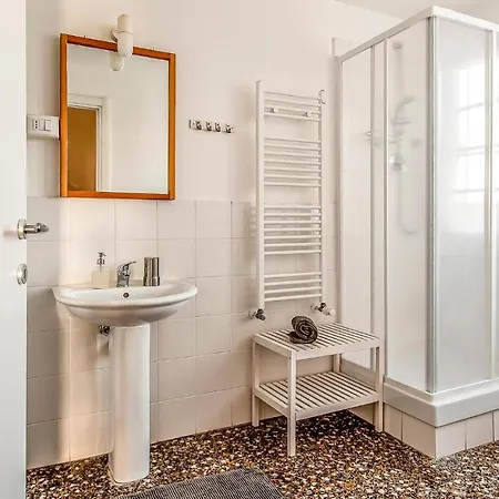 4 Bedroom Gorgeous In Genua